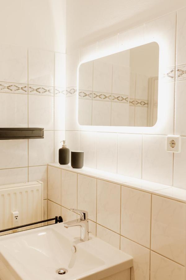 Design Apartment Stadtfeld-Ost Mit Netflix & 2 Schlafzimmern Maagdenburg Buitenkant foto